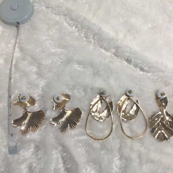 Set of 3 gold tone statement earrings brand new - Picture 3 of 5